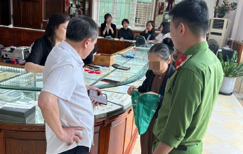 Ngăn chặn kịp thời cụ bà 70 tuổi bán 19 chỉ vàng chuyển cho đối tượng lừa đảo